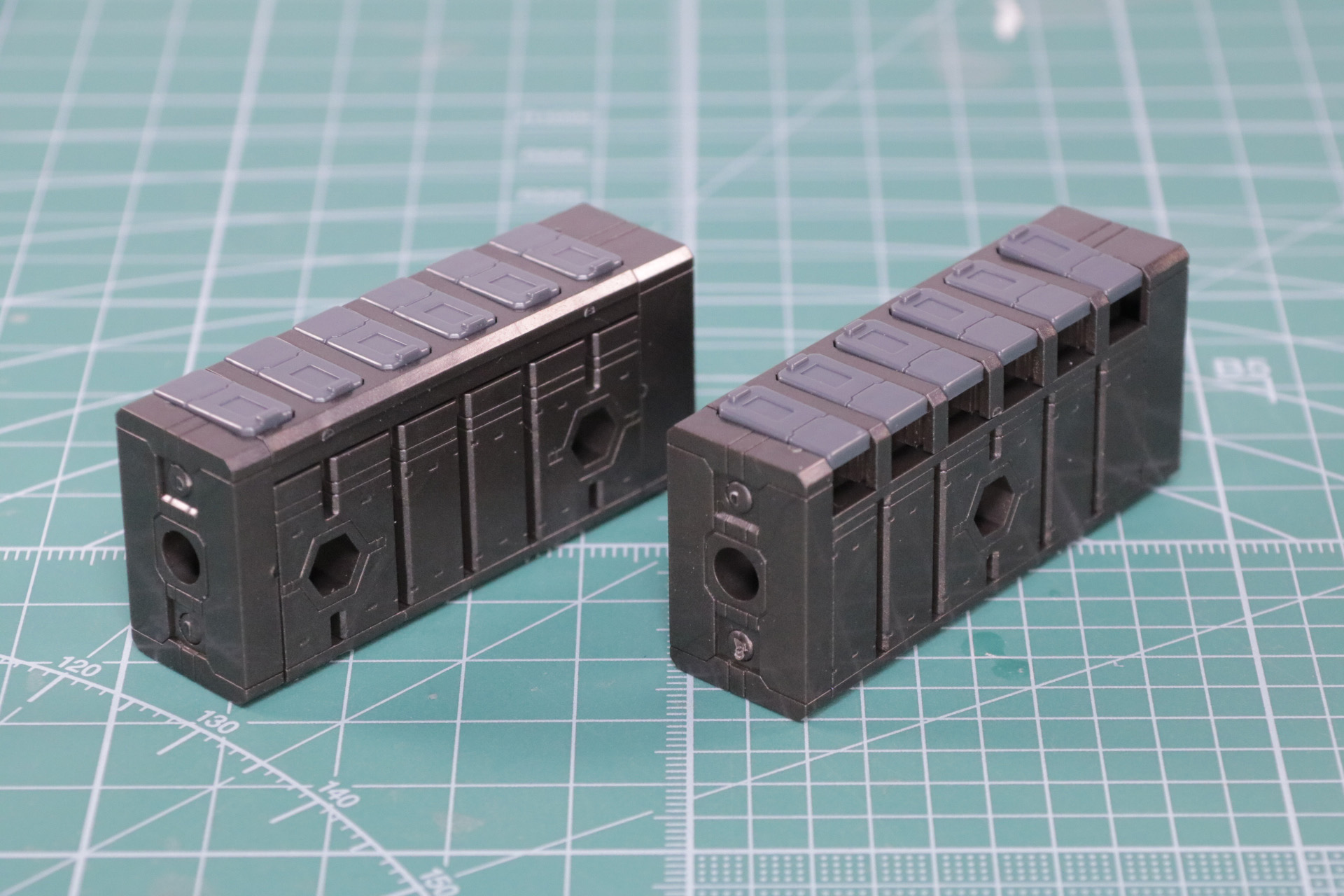 ミサイルユニットの組み立て。弾頭部分やハッチなど色分けがされている