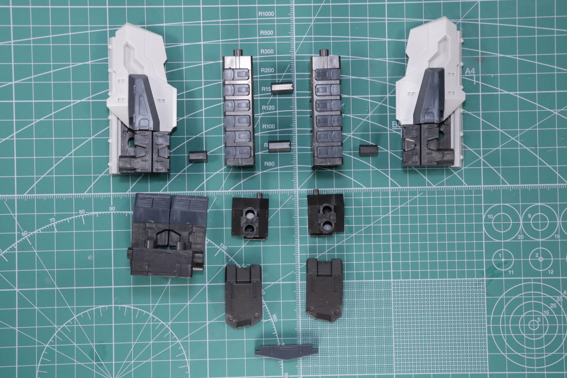 ここまで組み立てたパーツに加え、本体装甲を合わせて「マルチロックミサイル」が完成