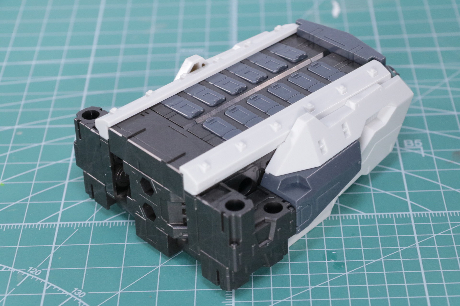 ここまで組み立てたパーツに加え、本体装甲を合わせて「マルチロックミサイル」が完成