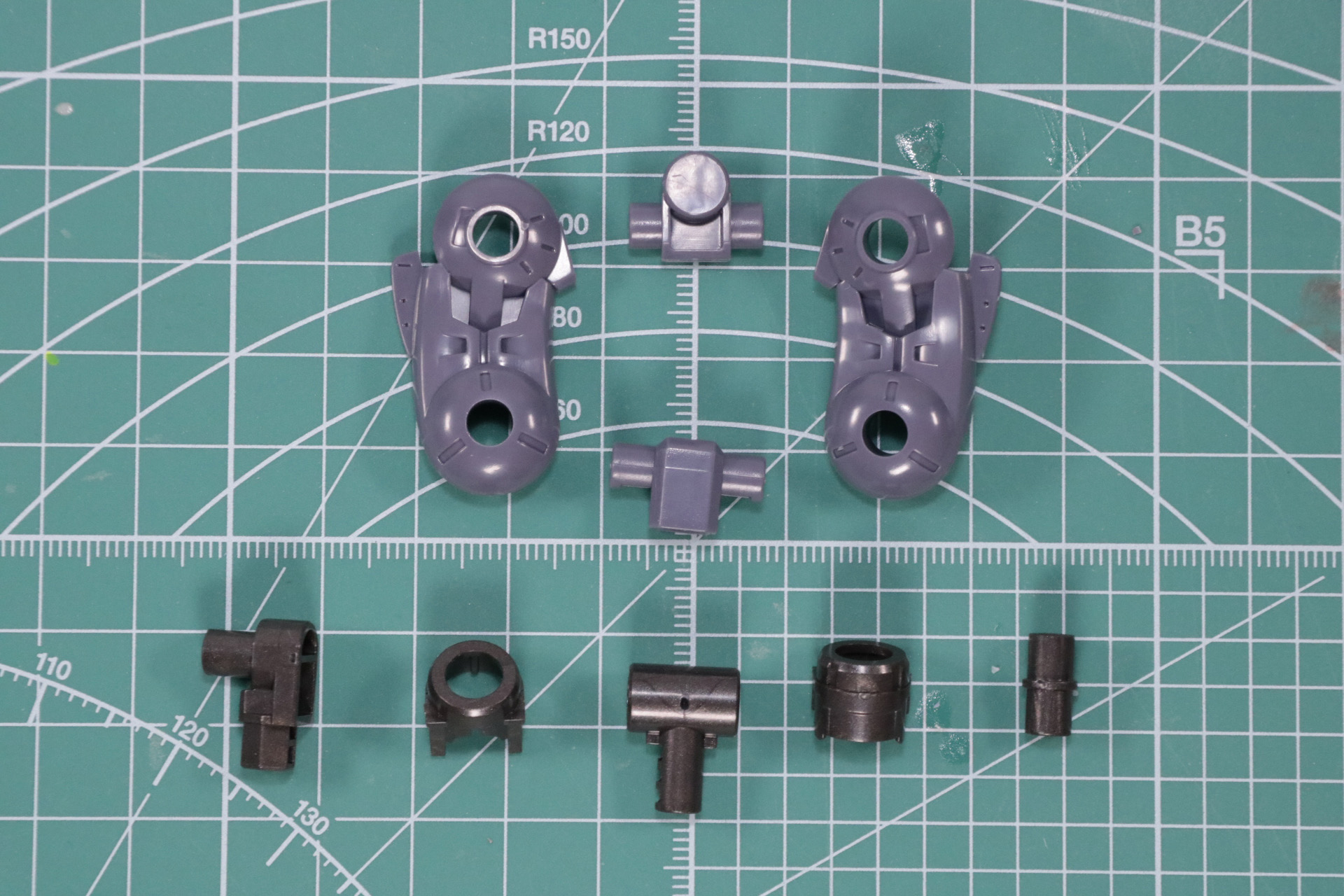 基部ユニットの組み立て。丸みのであるデザインで有機的な雰囲気となっている