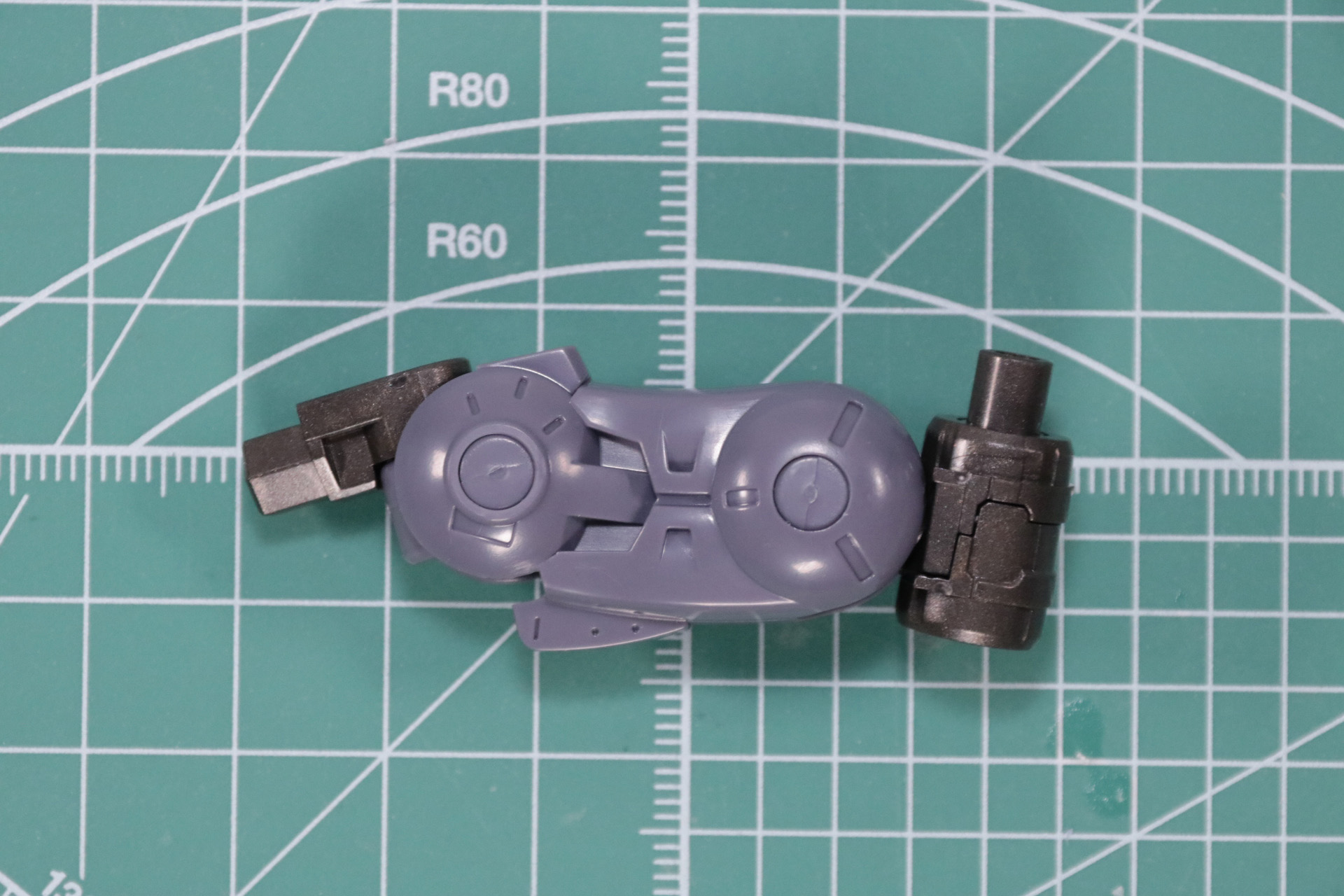 基部ユニットの組み立て。丸みのであるデザインで有機的な雰囲気となっている