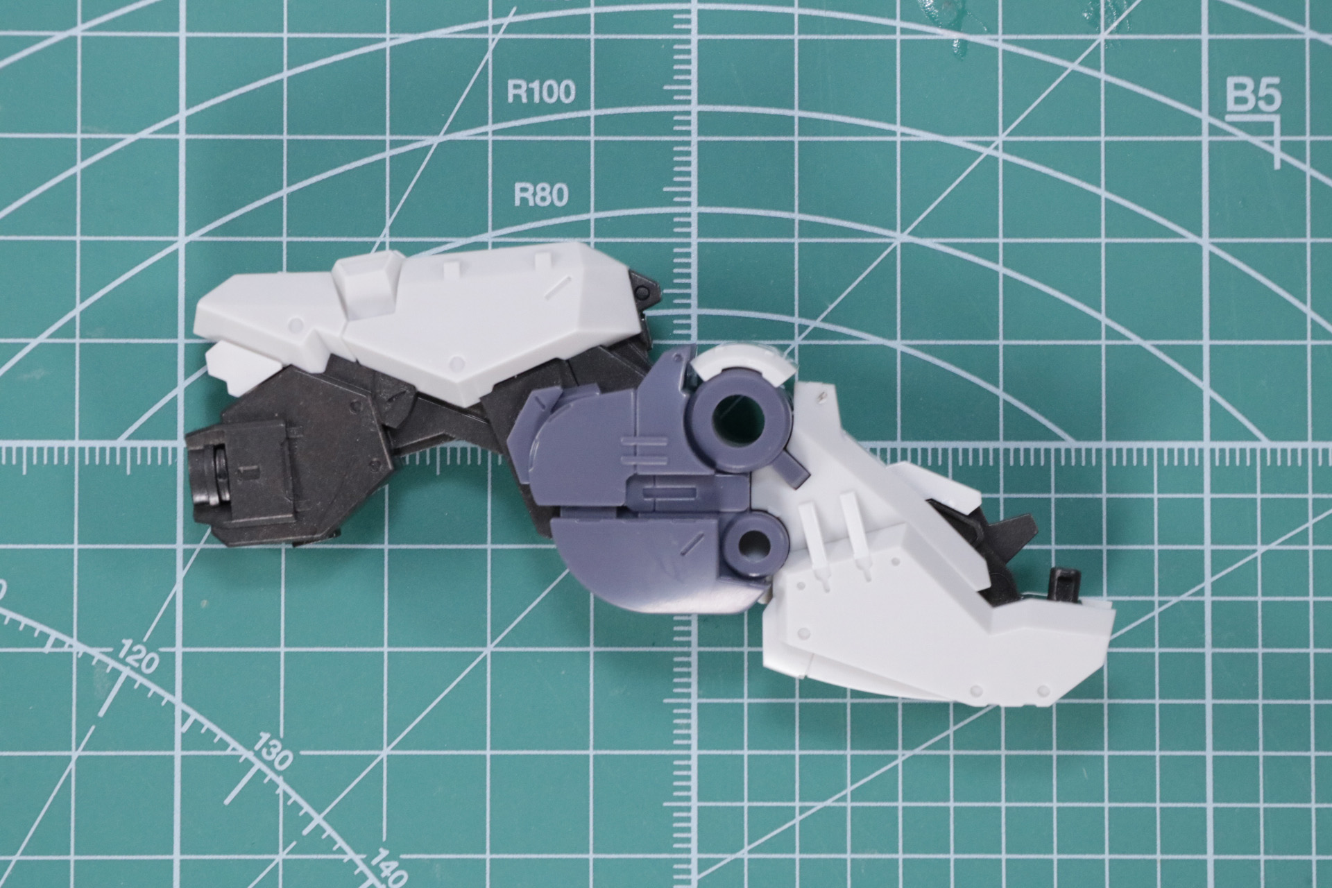 中間ユニット。メカらしいデザインとなっている