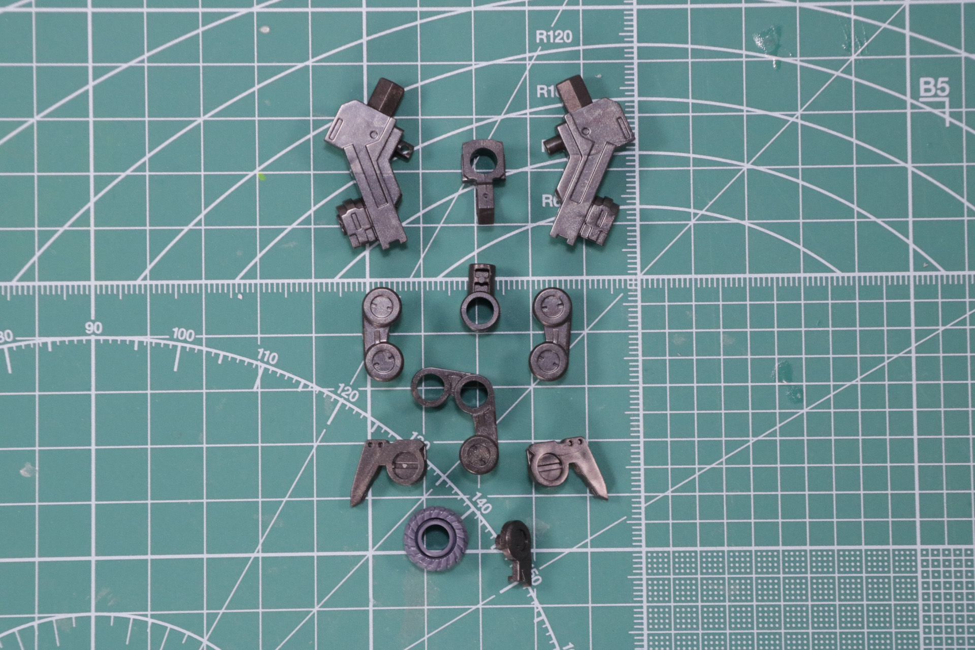 先端ユニット。細い足先には爪とローラーが備わっており、歩行や走行アクションなどが想像できる