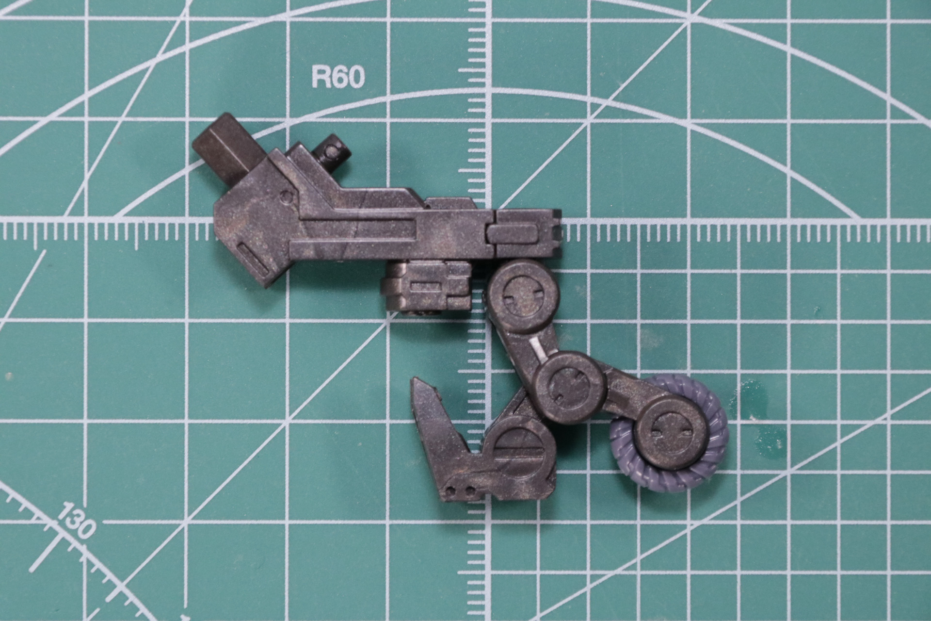 先端ユニット。細い足先には爪とローラーが備わっており、歩行や走行アクションなどが想像できる