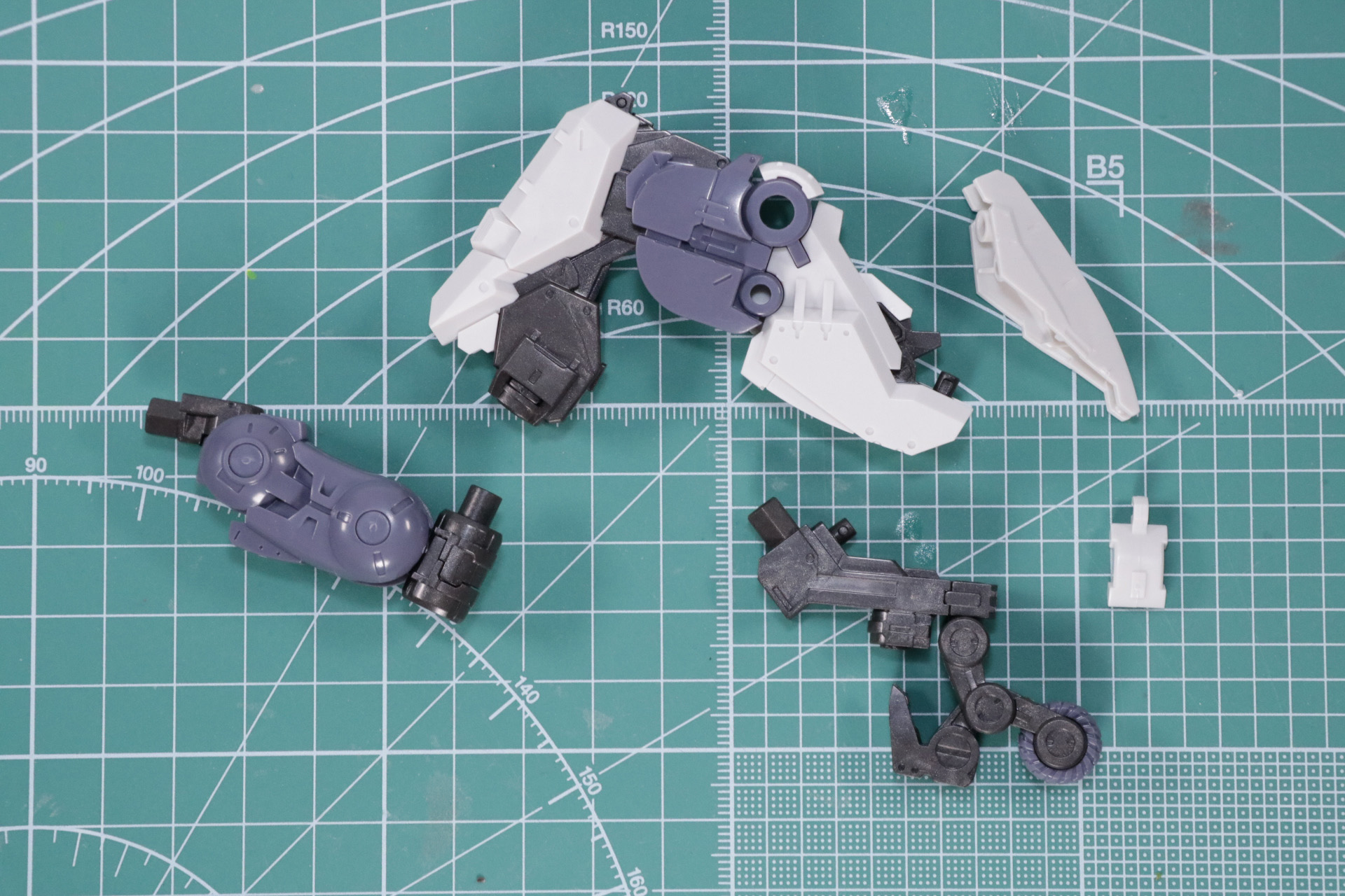 基部ユニット、中間ユニット、先端ユニットと装甲パーツを合わせて「インセクトレッグ」が完成。これを合計6つ組み立てる