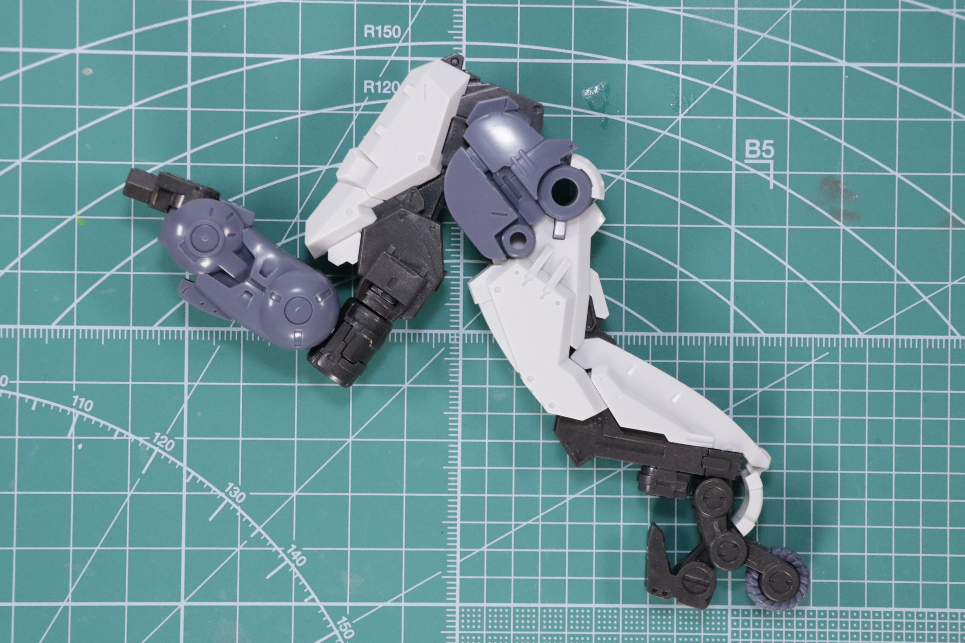 基部ユニット、中間ユニット、先端ユニットと装甲パーツを合わせて「インセクトレッグ」が完成。これを合計6つ組み立てる