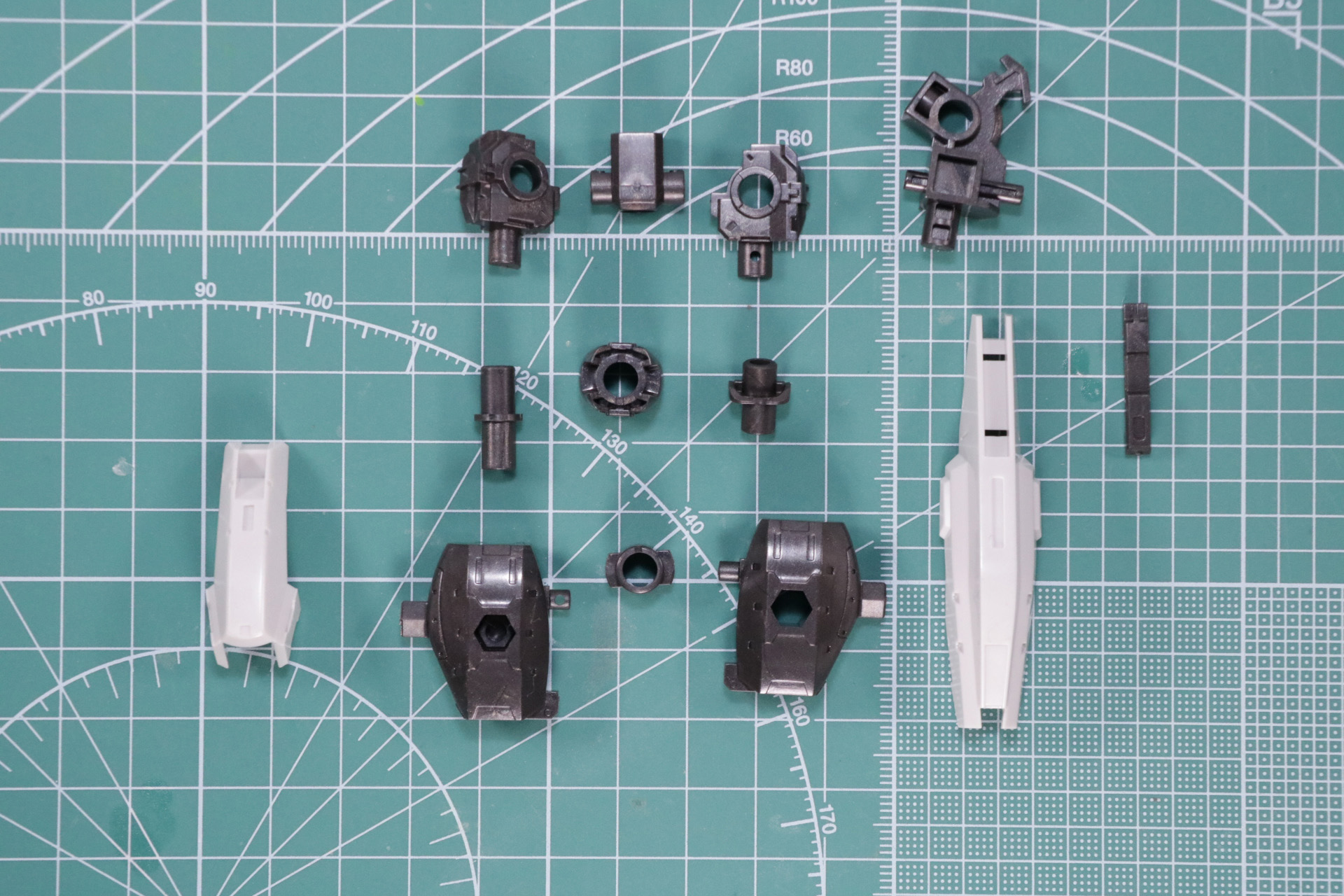 シザースユニットAの組み立て。筋肉が盛り上がったような丸みのある力強いシルエット
