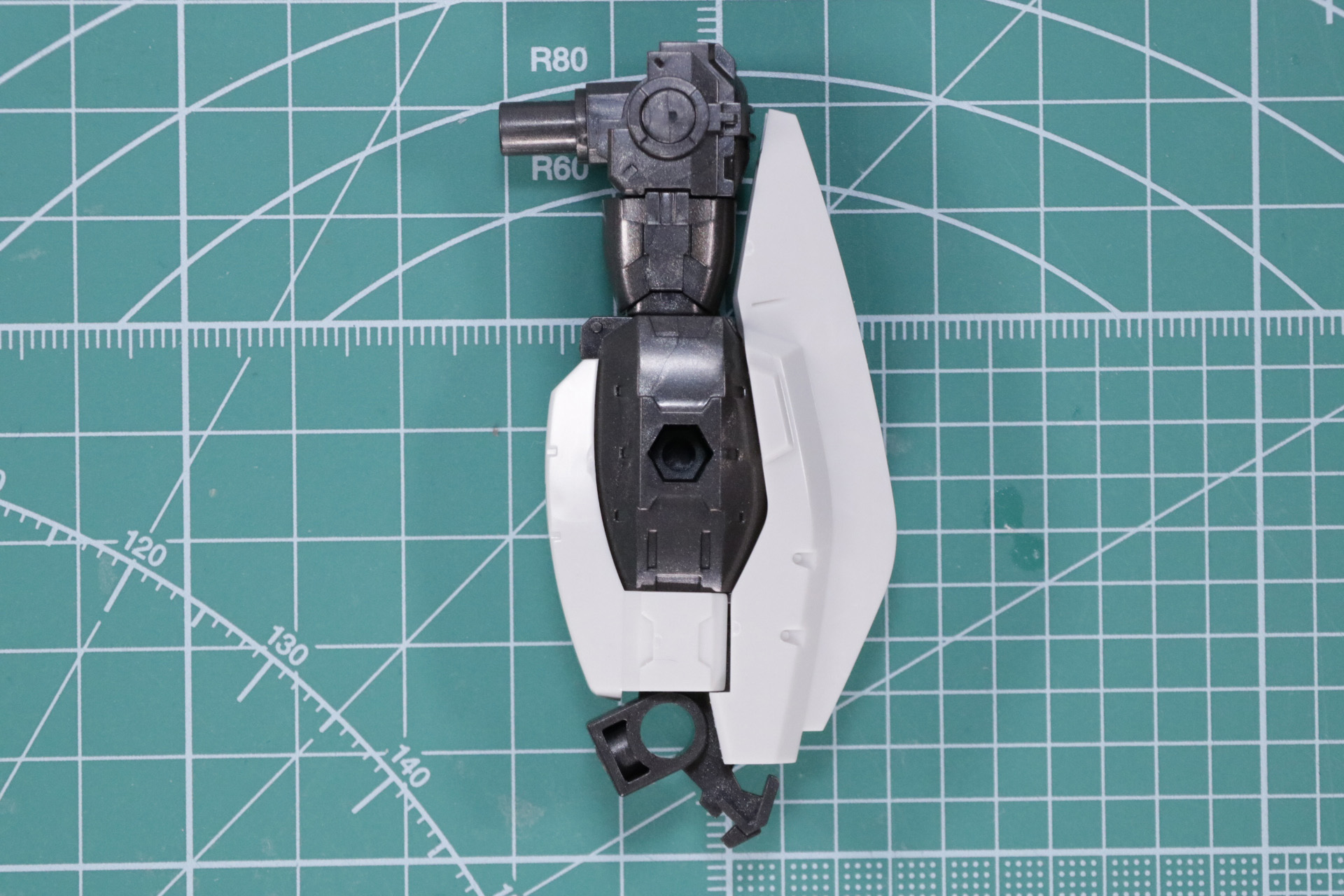 シザースユニットAの組み立て。筋肉が盛り上がったような丸みのある力強いシルエット