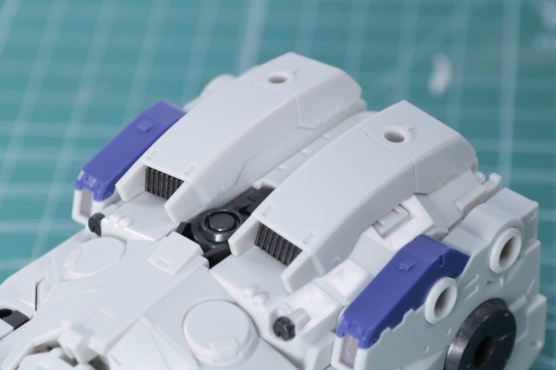 組み立て前に「コックピット」ユニットの上部パーツを取り外す