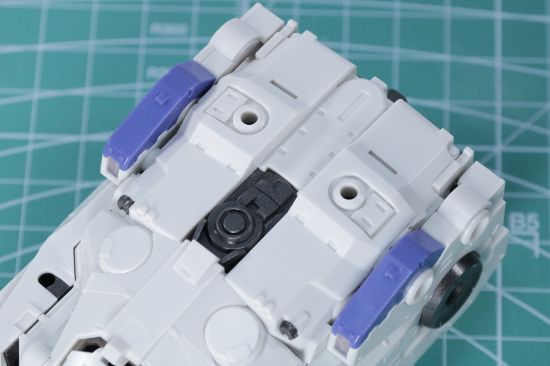 組み立て前に「コックピット」ユニットの上部パーツを取り外す