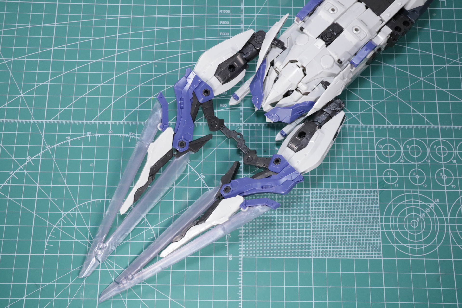 「バイティングシザース」を接続。中央部に連結パーツを付け、甲虫の大顎のような雰囲気に