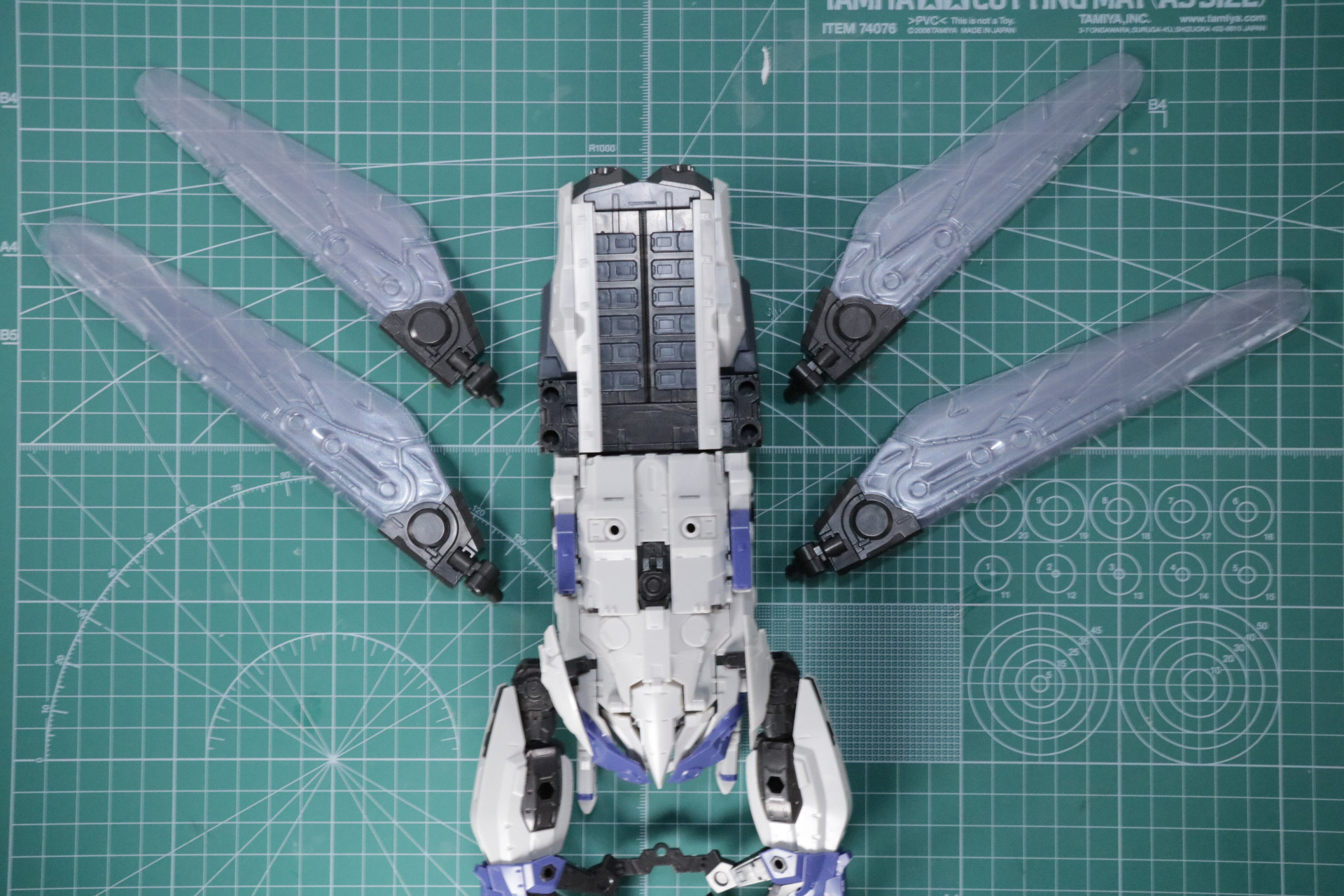 「マルチロックミサイル」の側部に「オーニソプターウイング」を装着