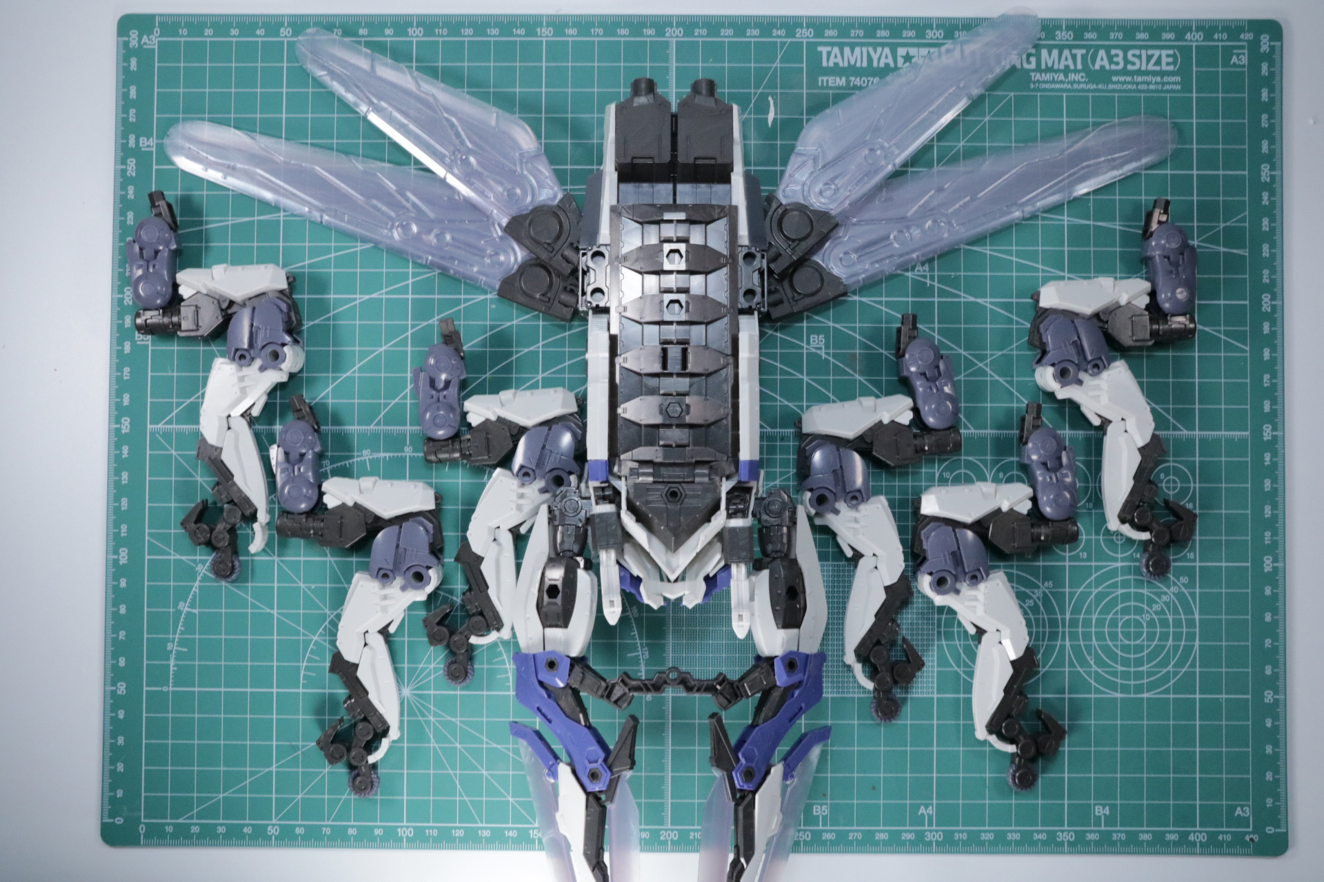 本体を反転し6本の「インセクトレッグ」を装着