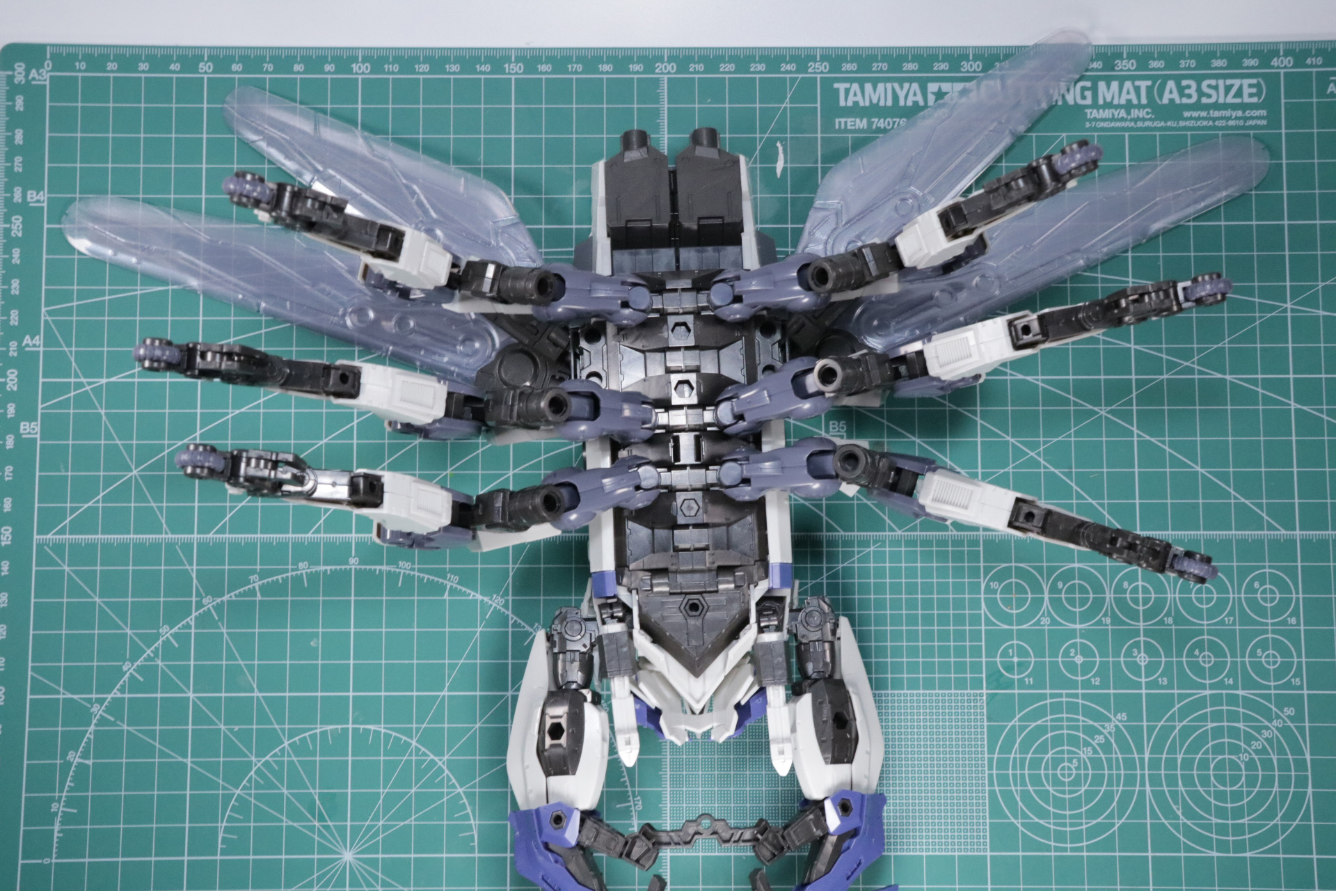 本体を反転し6本の「インセクトレッグ」を装着