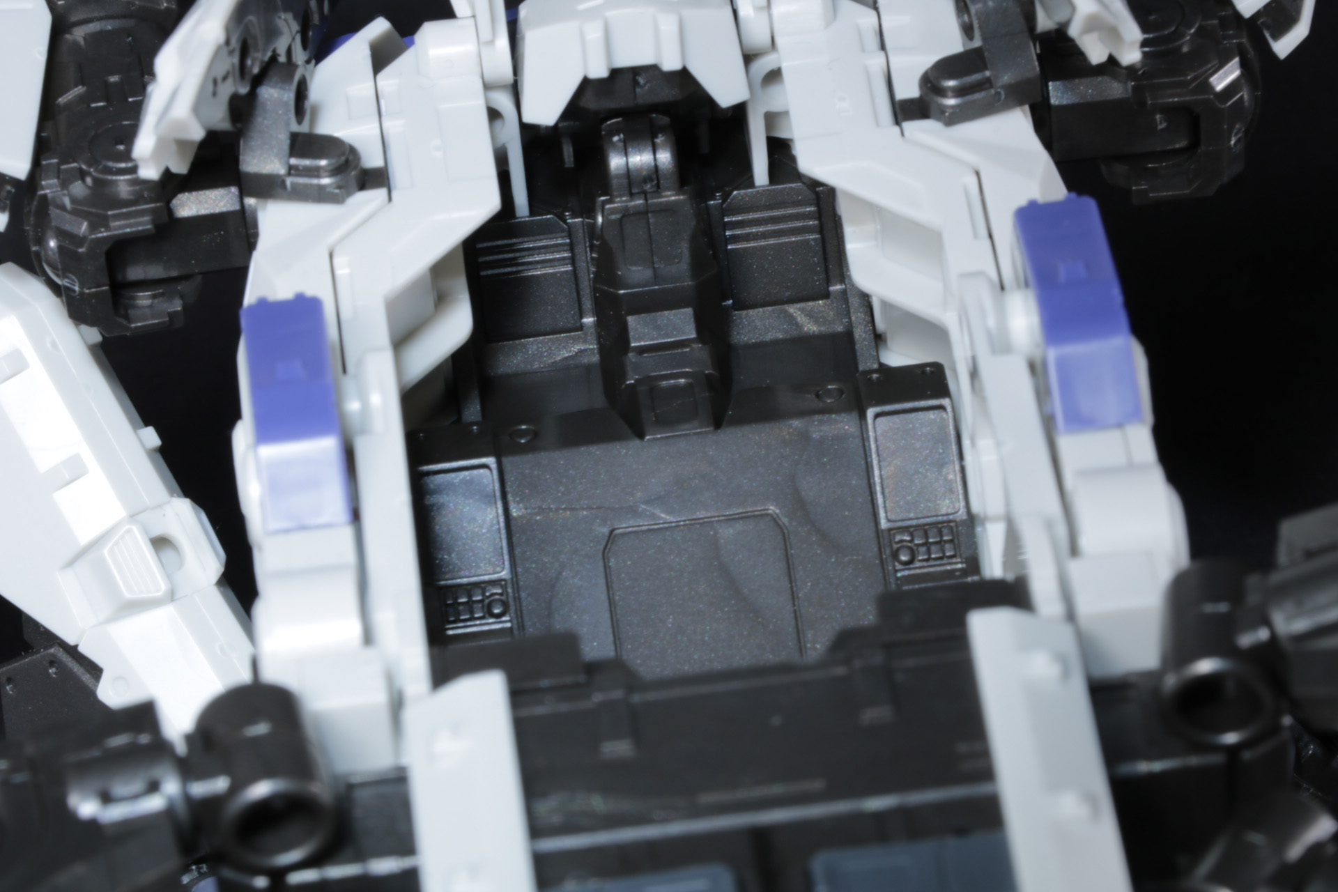 コックピットハッチを開くとシートがあり、コンソールなども造形されている