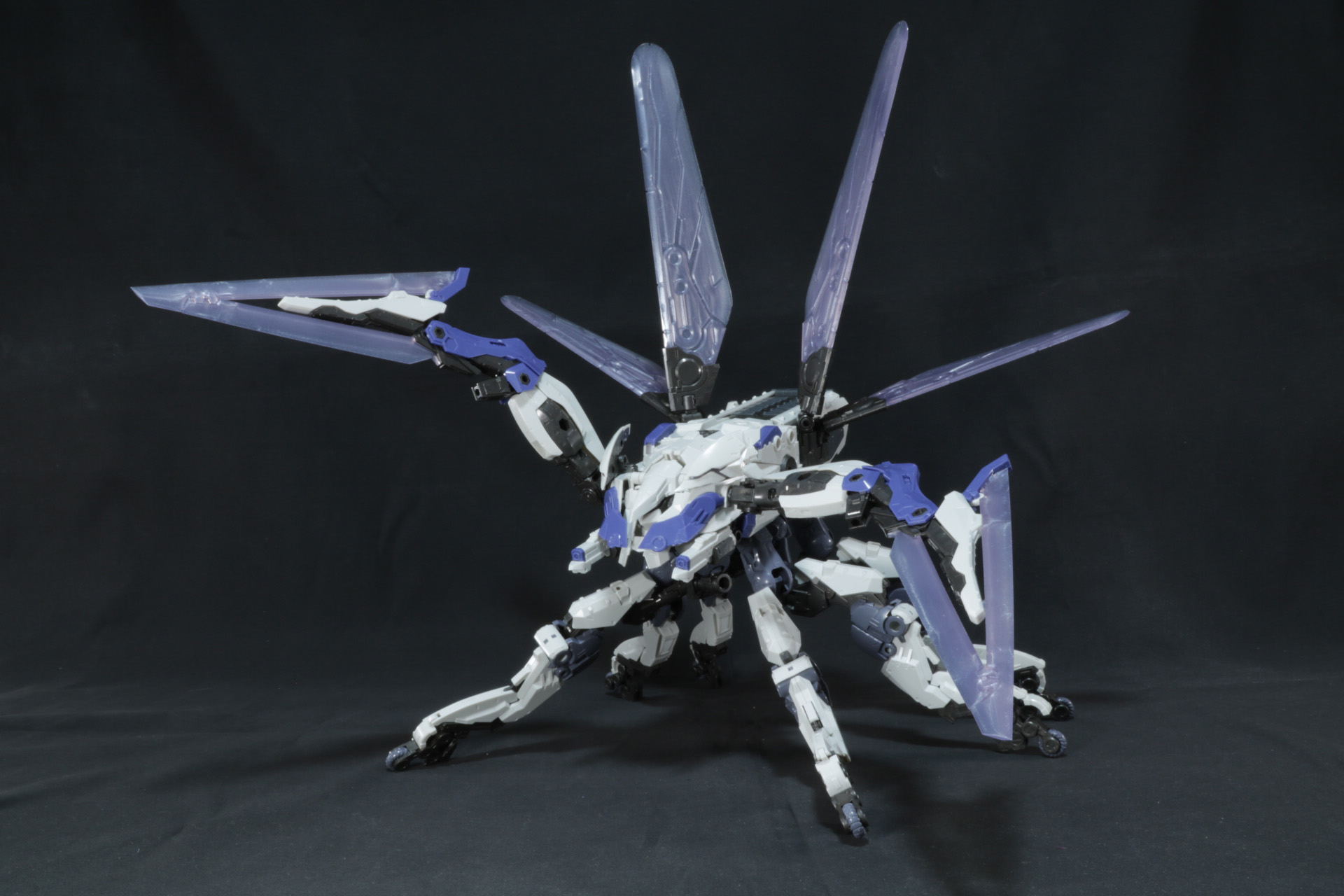 連結パーツを外した状態では「バイティングシザース」を振るう迫力あるポーズが可能