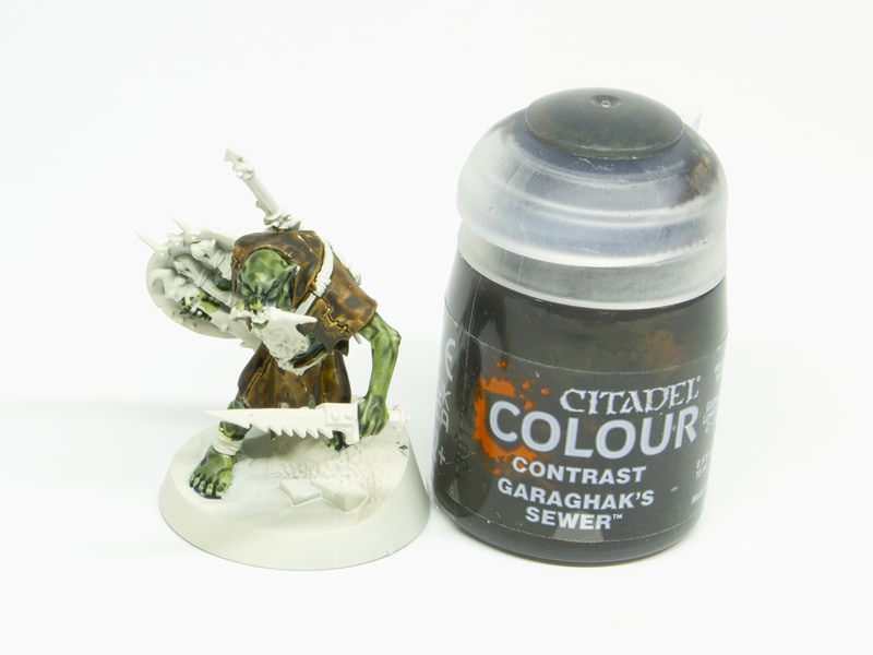 衣装は革製と想定して、コントラストカラー「ガラガック・シューワー」で塗る