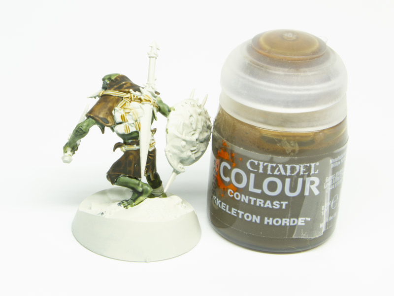 生成りのヒモを使っていると考えたのでコントラストカラー「スケルトン・ホード」を塗る