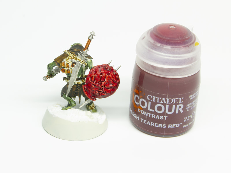 「ビビらせ盾」と呼ばれる大きな顔面を模した盾はまずコントラストカラー「フレッシュテアラー・レッド」で塗り……