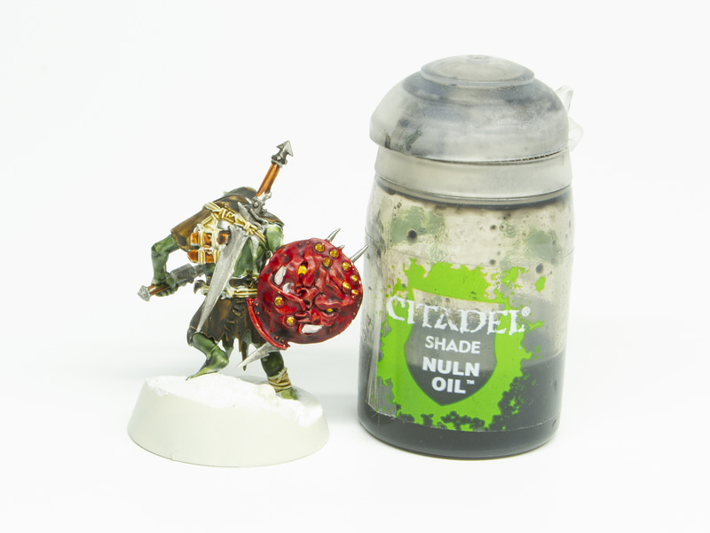 さらにシェードカラー「ナルン・オイル」で染め、陰影を強調する