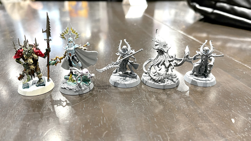 「ダゴック・フィンクスティーラ」と並べてみる。ミニチュアは色を付けずに遊んで、活躍したら色を塗るという人もいる