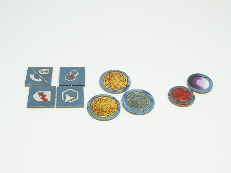 左から守備/打ち崩しトークン（表裏）、移動/突撃トークン（表裏）、栄誉点トークン、汎用トークン/ダメージカウンター（表裏）