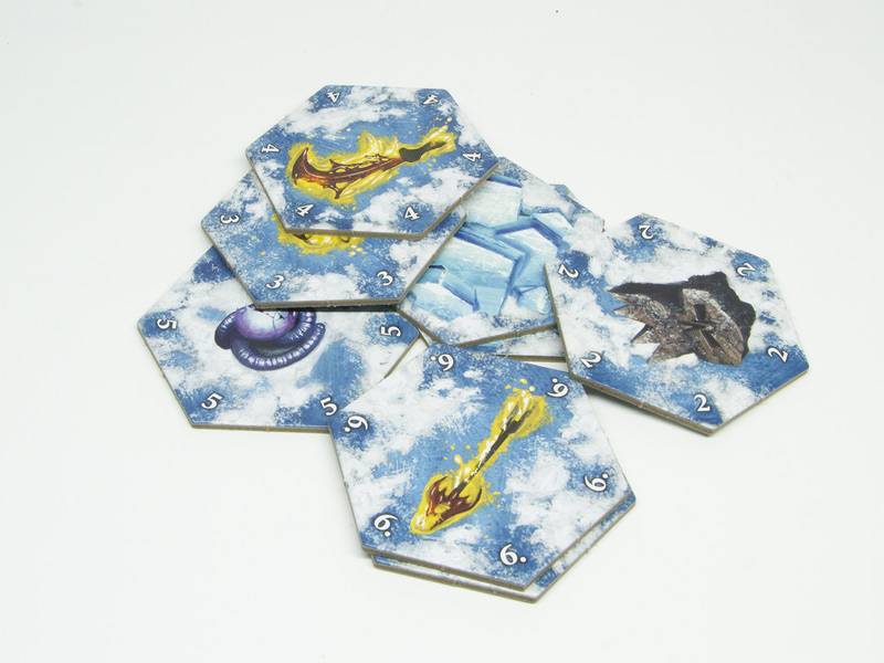 財宝や「遮蔽」などを表わした両面トークン。裏側は全て統一された絵柄で、分からない状態で引いて配置する