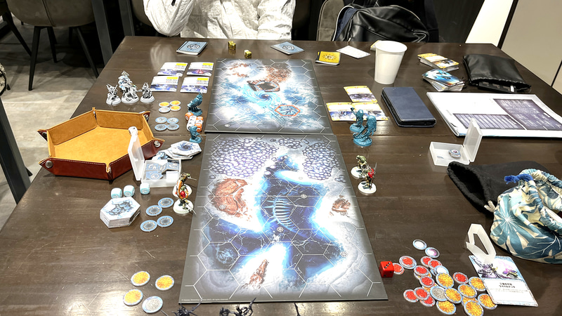 縦にゲームボードを接続すると、互いに守りに入ったり、移動が多く必要になる