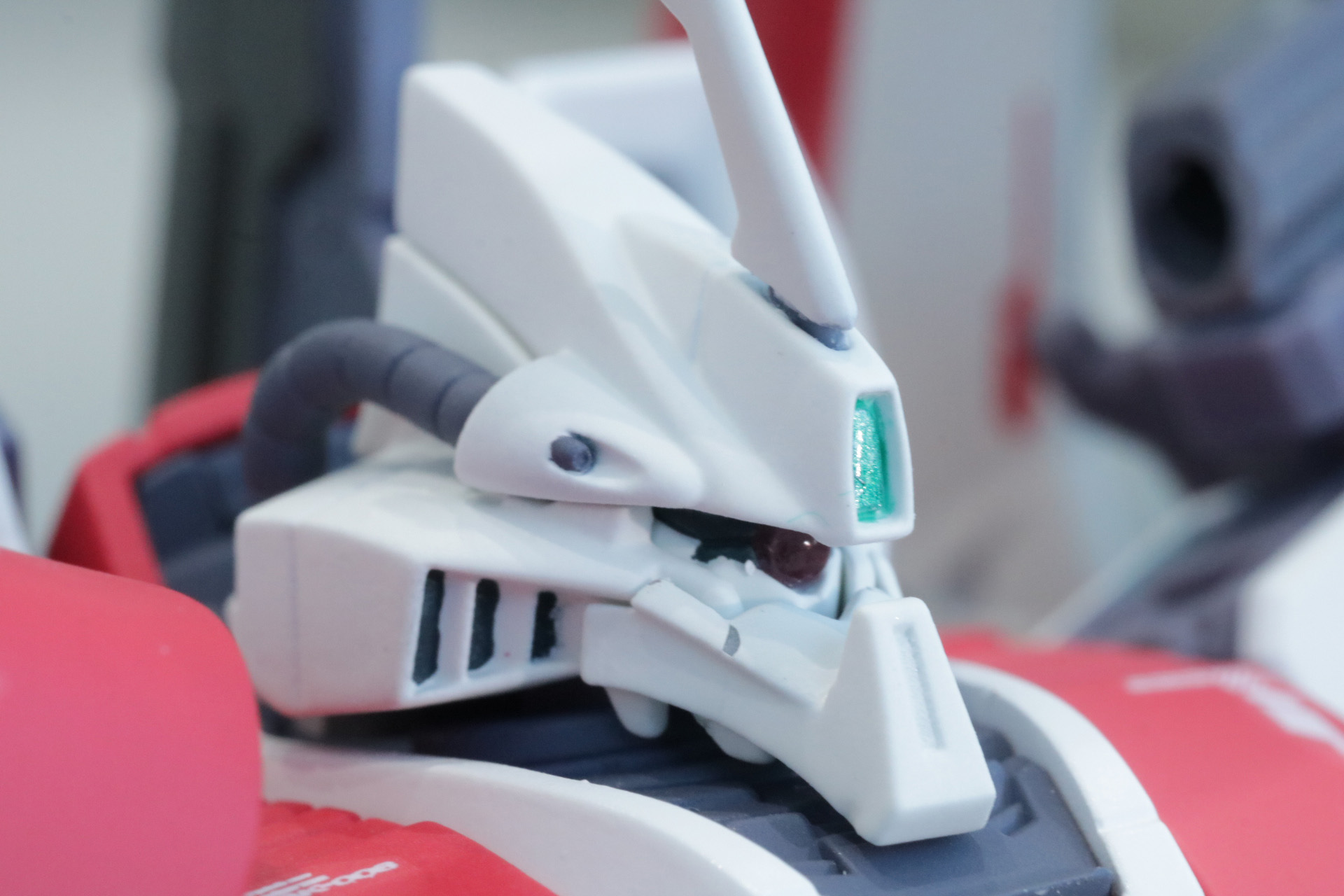 「ディジェ」タイプのモノアイとチンガードを備えた頭部