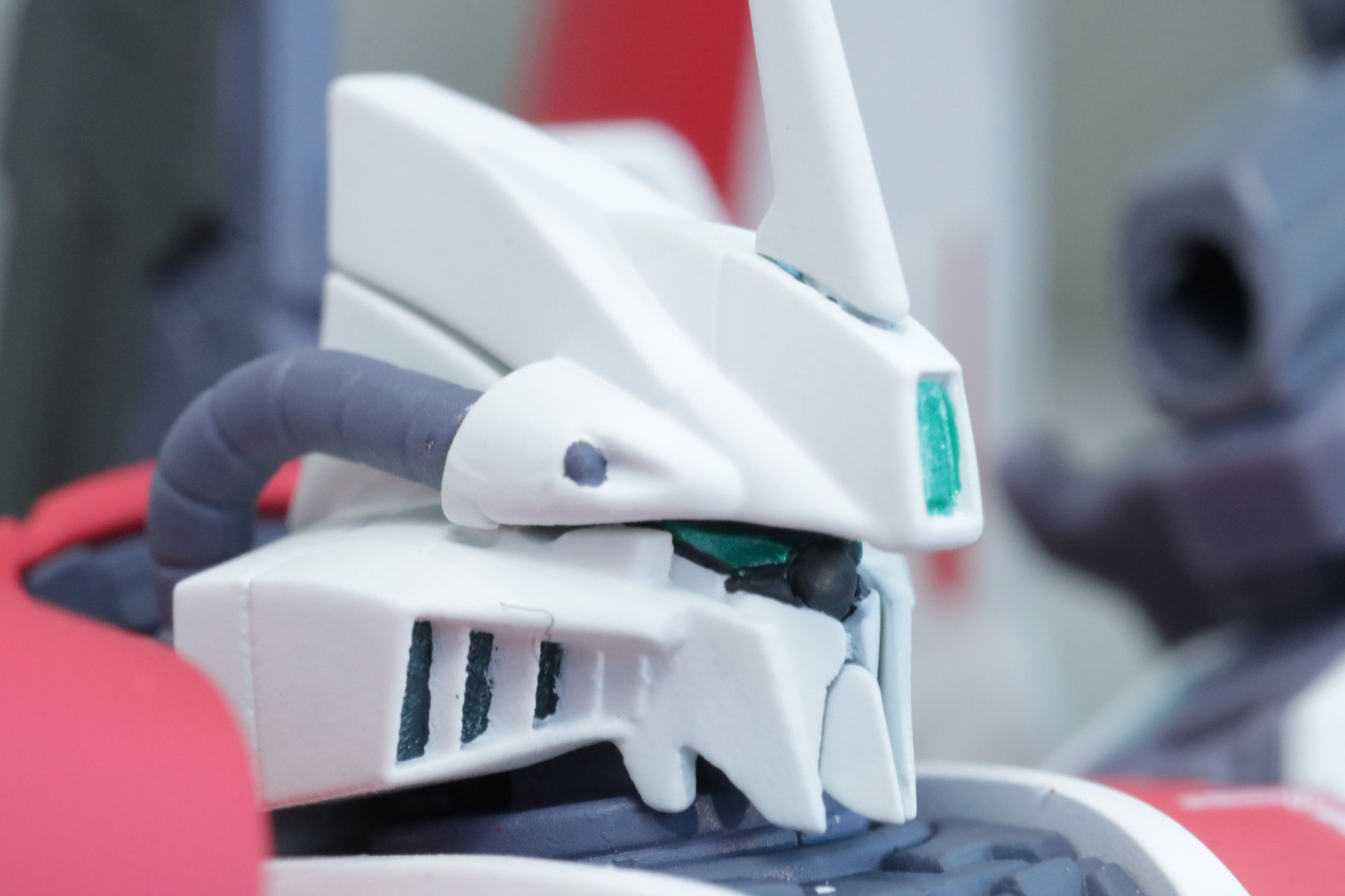 「ガンダム」タイプのツインアイを備えた頭部。「Zガンダム」を彷彿とさせるシャープな印象