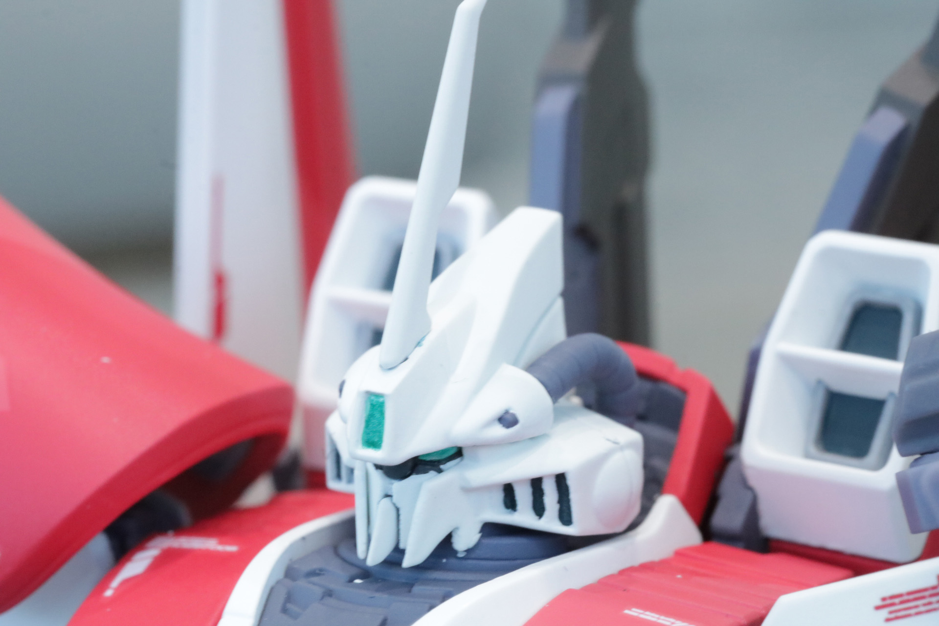 ツインアイ部分が目立つように中央のモノアイがあった部分は低く造形されている