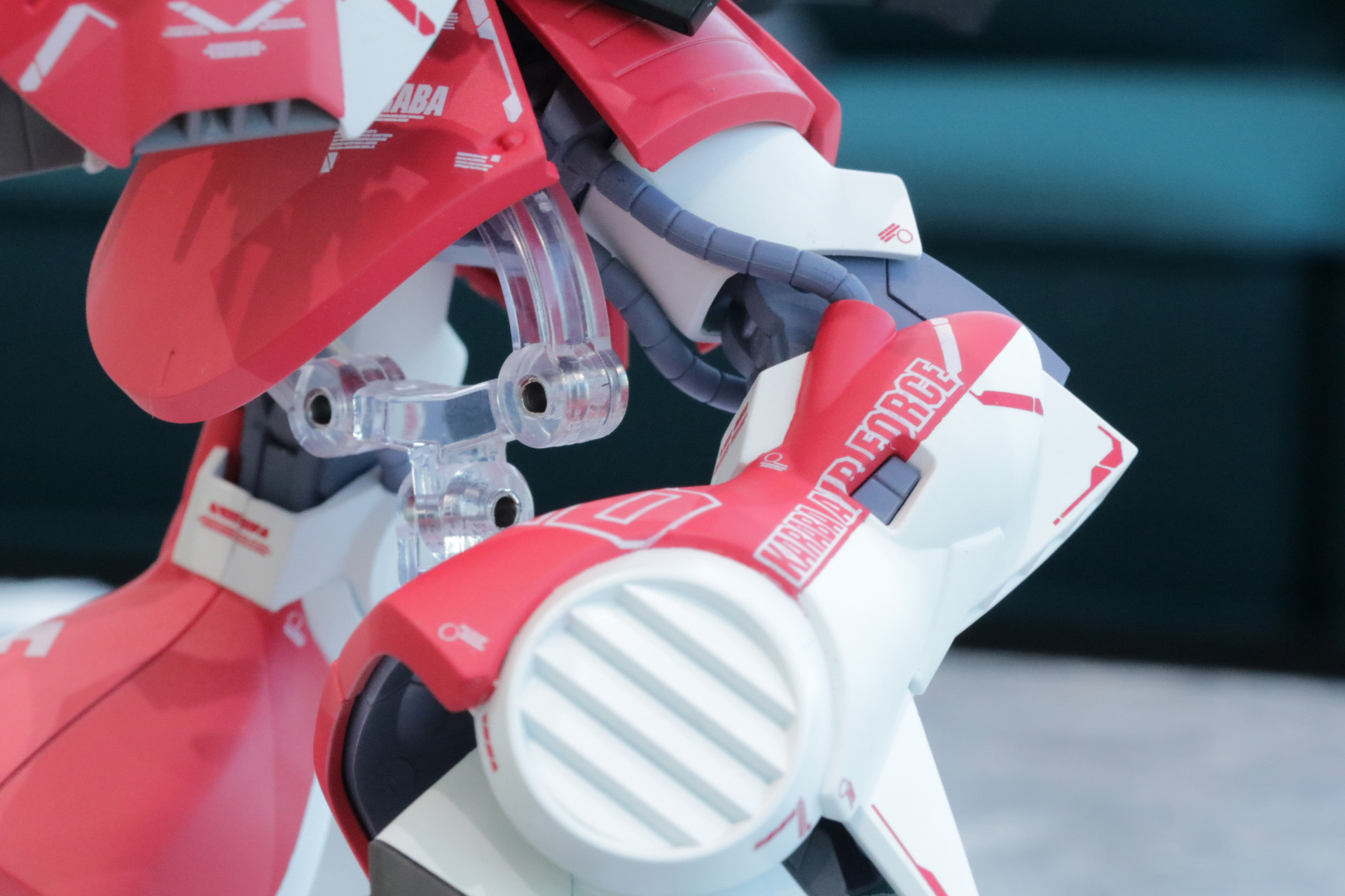 脚部も柔軟に可動。太ももから伸びるパイプ部分もしっかり可動