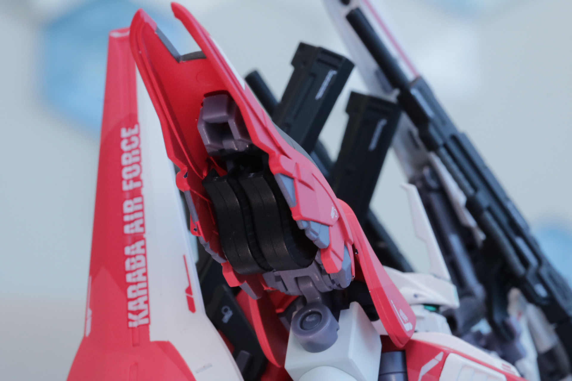 右肩アーマーにはエネルギーパックを装備することができる