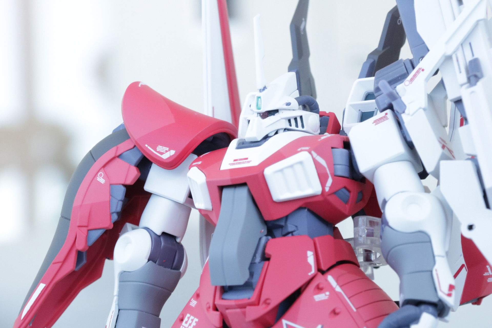 「ゼータプラス テストカラー」を彷彿とさせる赤と白のカラーリング