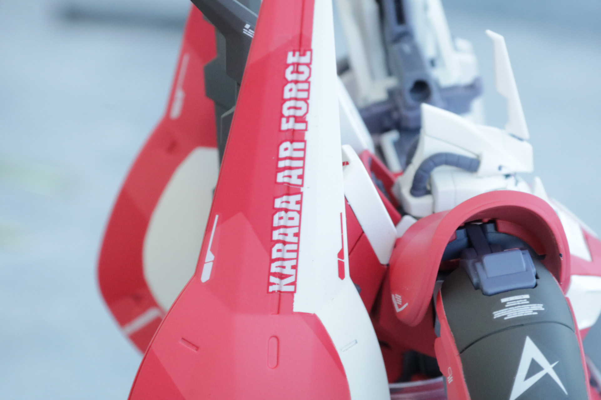 「エゥーゴ」の地上支援組織「カラバ」のロゴも施されている