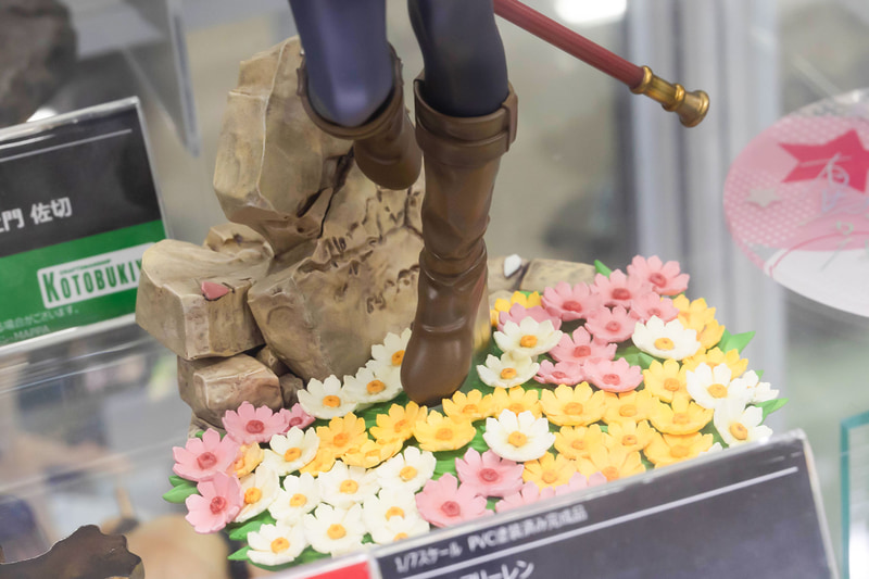 台座部分は、フリーレンが好きな魔法の花畑で彩られている
