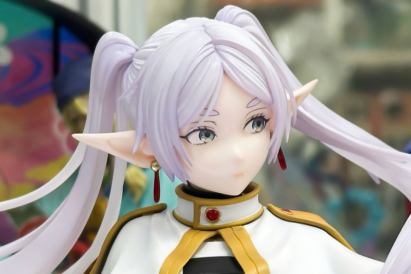 エルフらしい長い耳にはアクセサリーが付けられている