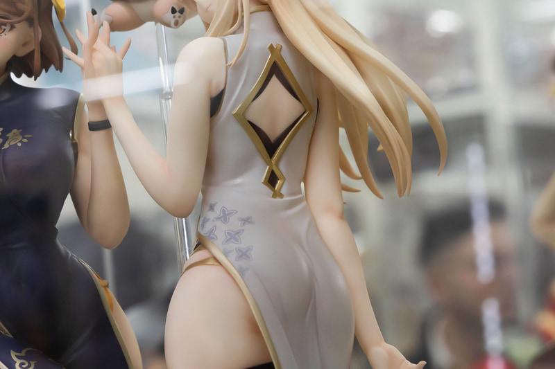 背中部分は菱形に開けられている