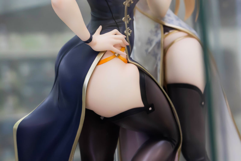 深めのスリットから見える太ももがたまらない!?