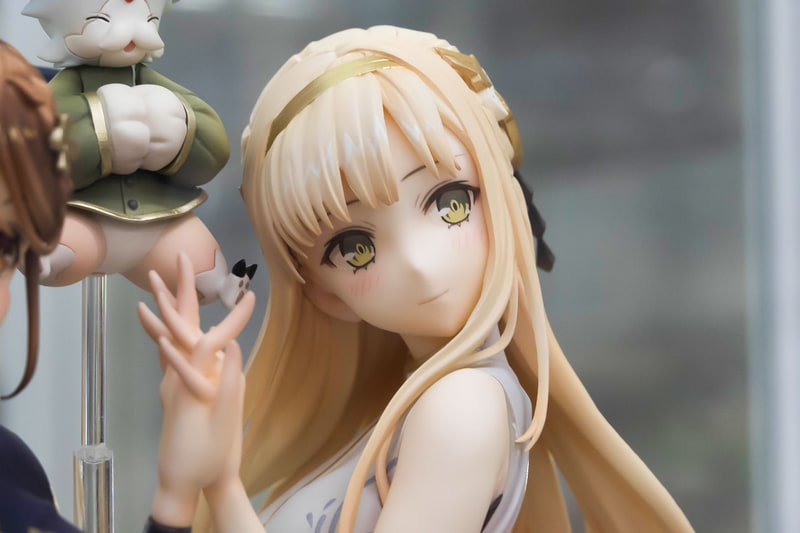 やや頬を赤らめたクラウディアの表情もかわいらしい