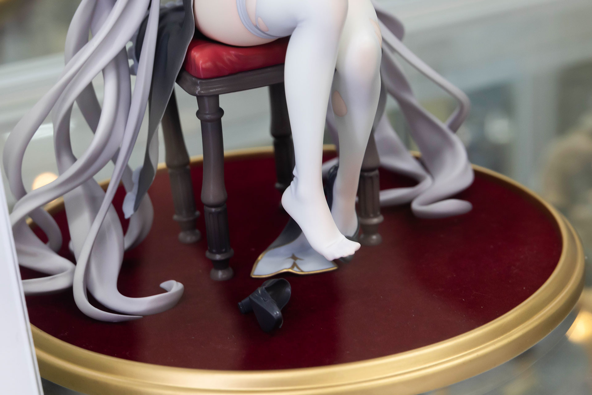 長い髪は床にまで垂れ下がっている