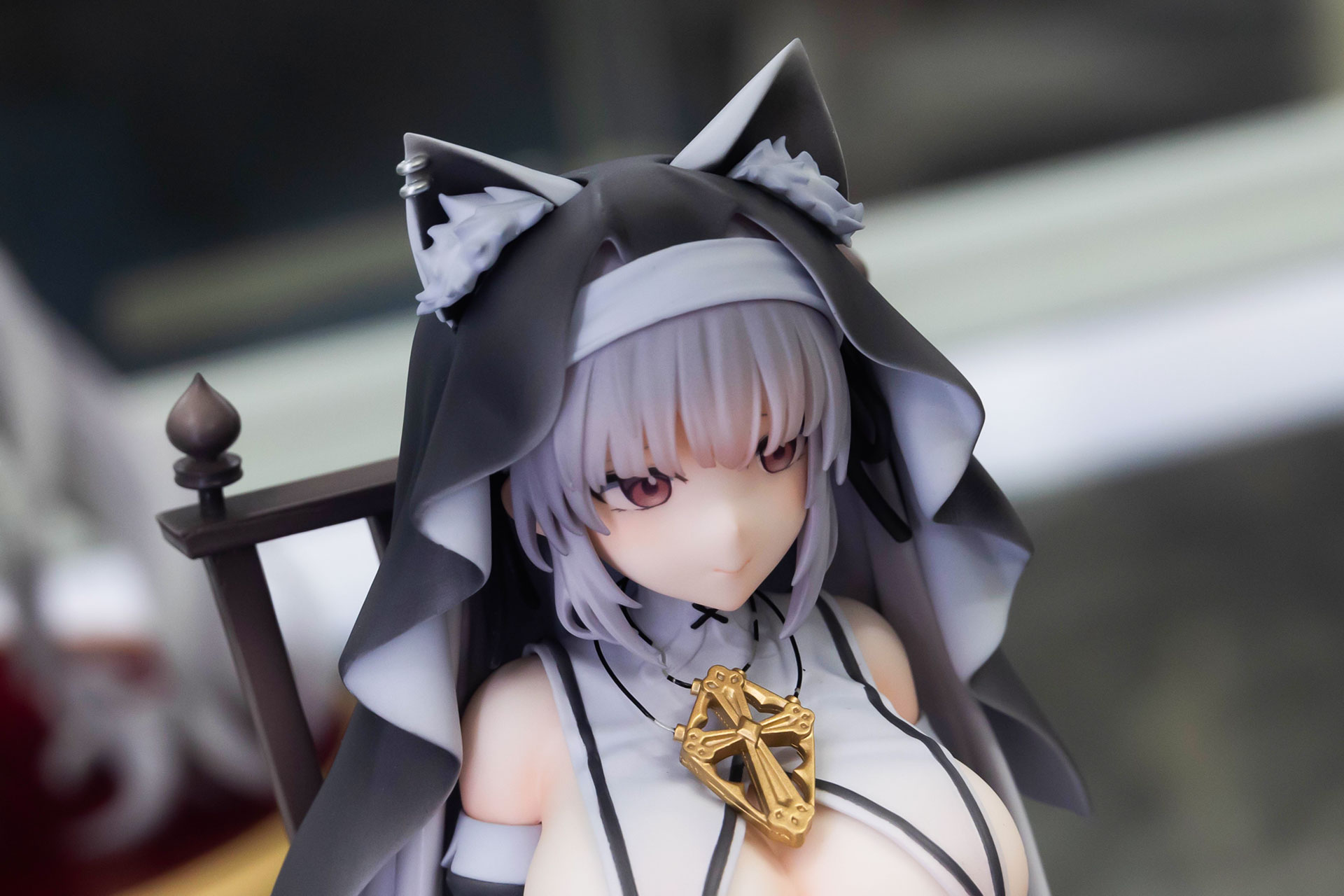 腰掛けている椅子などの小物類もしっかりと作り込まれている