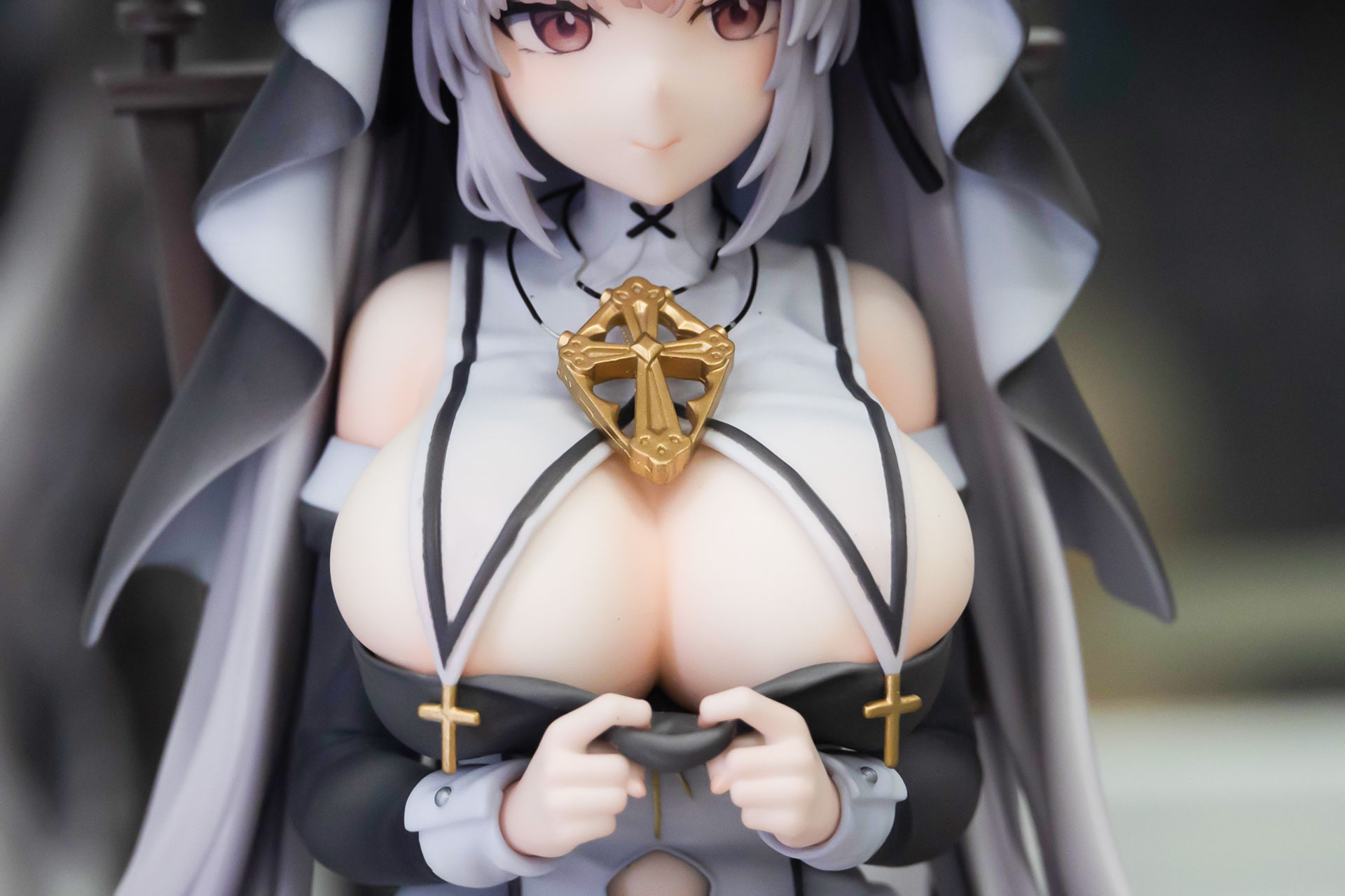 胸元にはかなり大きめな十字架が付けられている