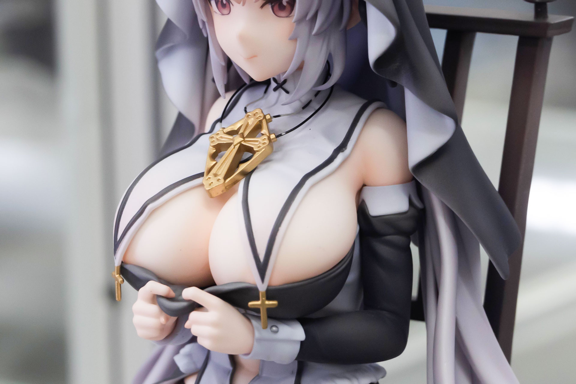 胸元の衣装を両手で摘まんでいるポーズも素晴らしい