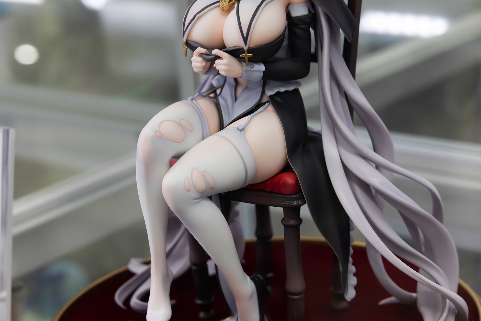 白いガーターには穴が開けられているなど、複雑なデザインも見事に再現されている