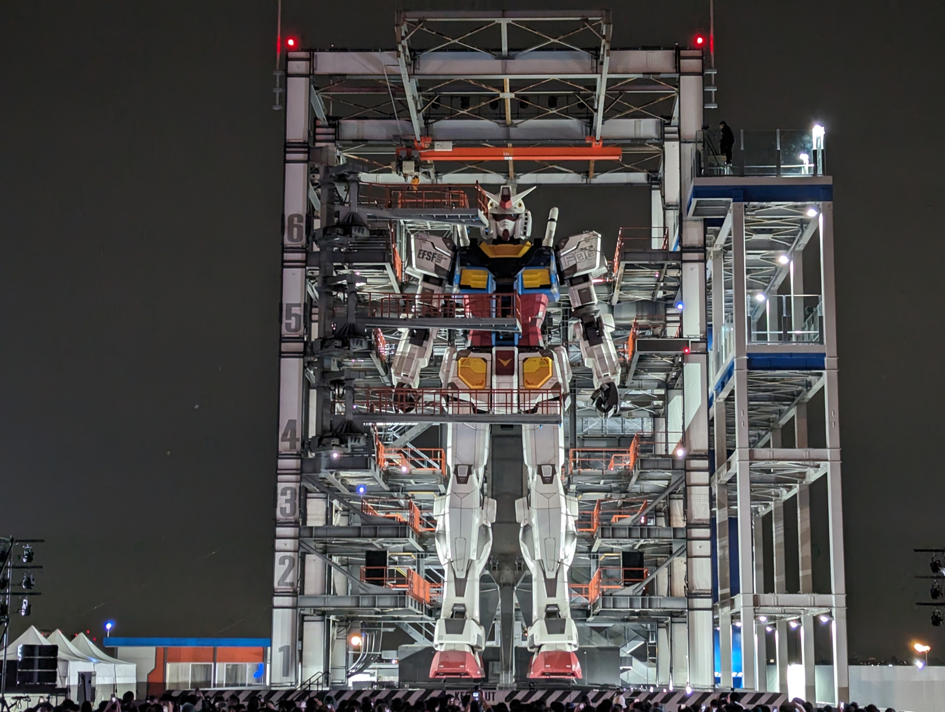 起動実験を終えたガンダムは本体のLEDランプなどが全て消え、動作を停止した