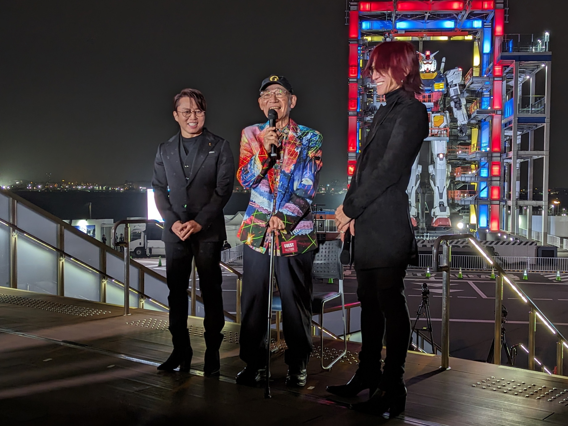 囲み取材の様子