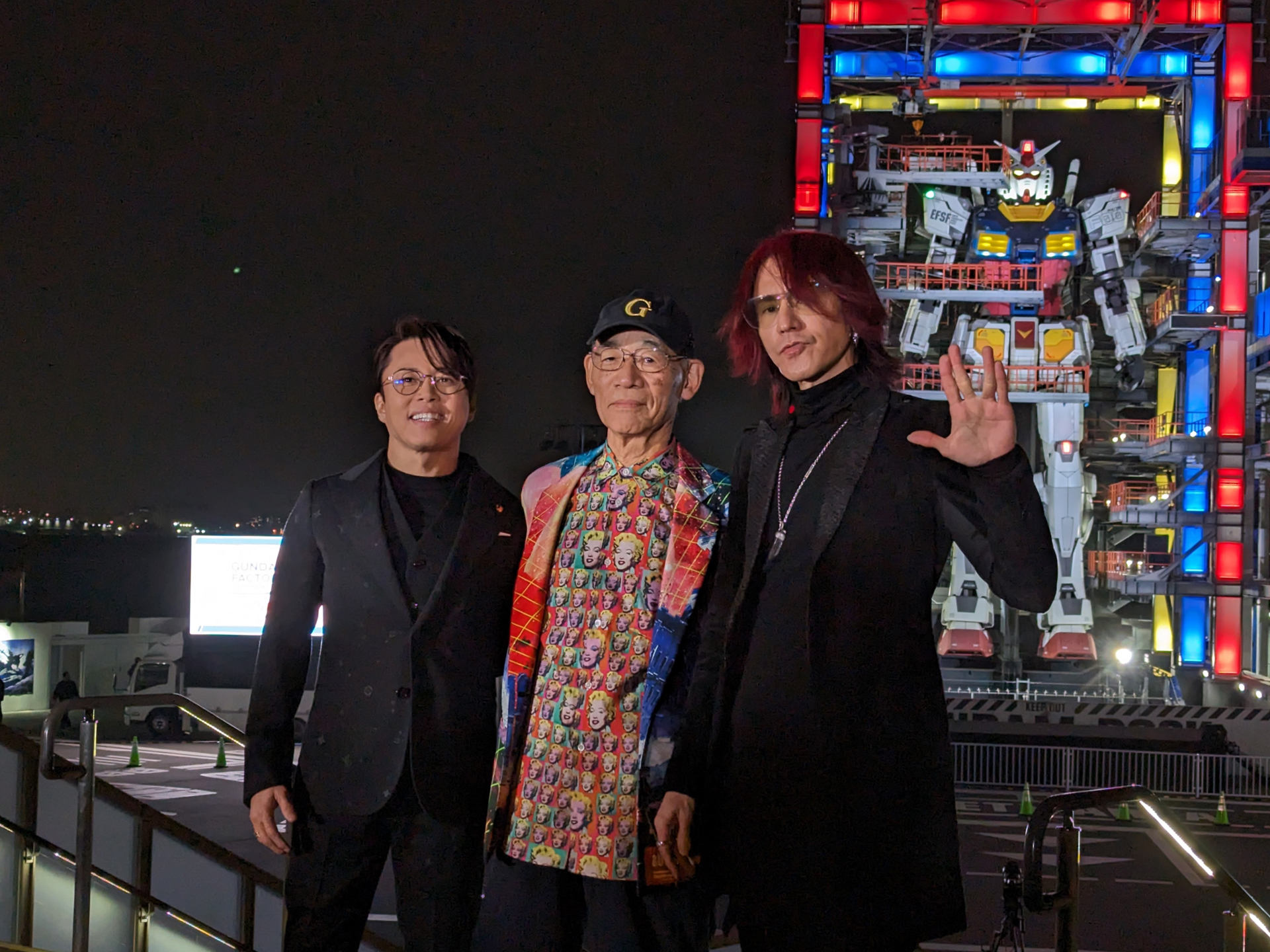 ガンダムと並ぶ3人