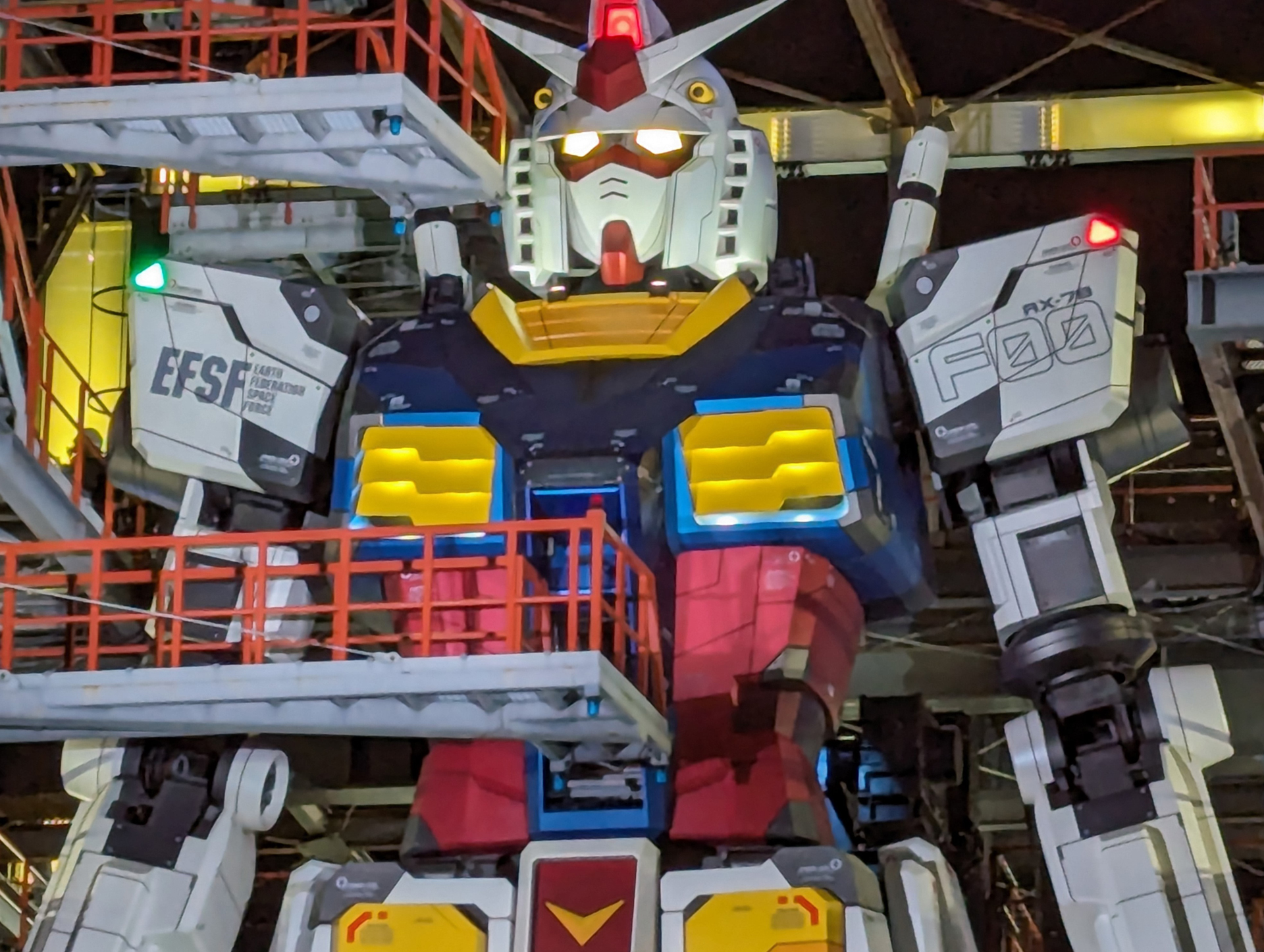 ライトアップで各部位が光るのも魅力