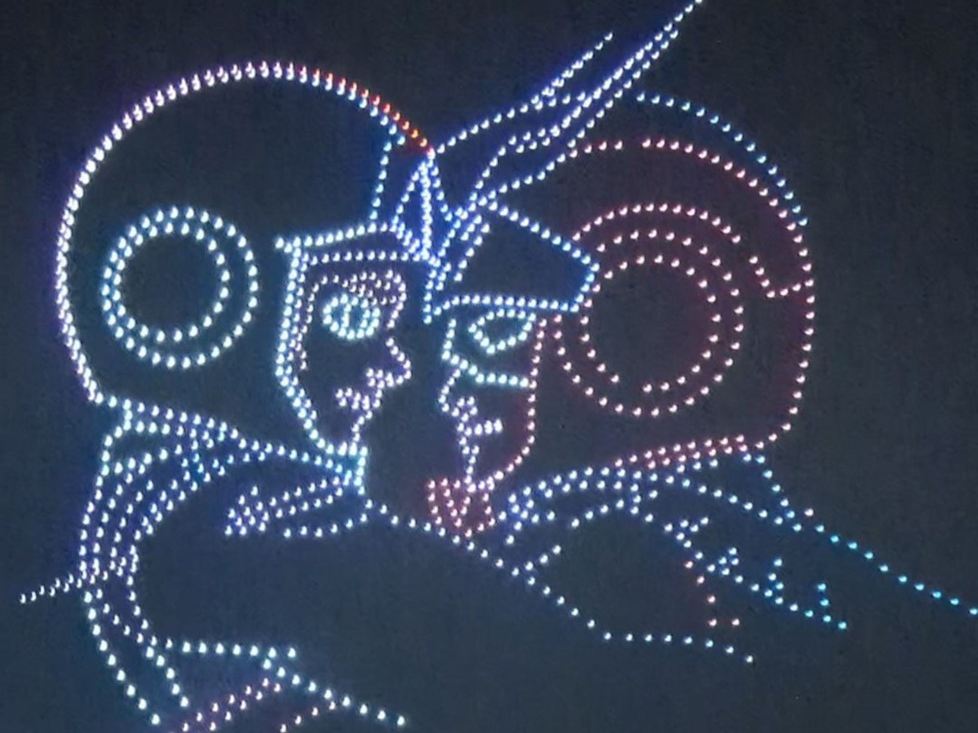 空には花火だけでなく、アニメの名場面などがドローンアートで再現された